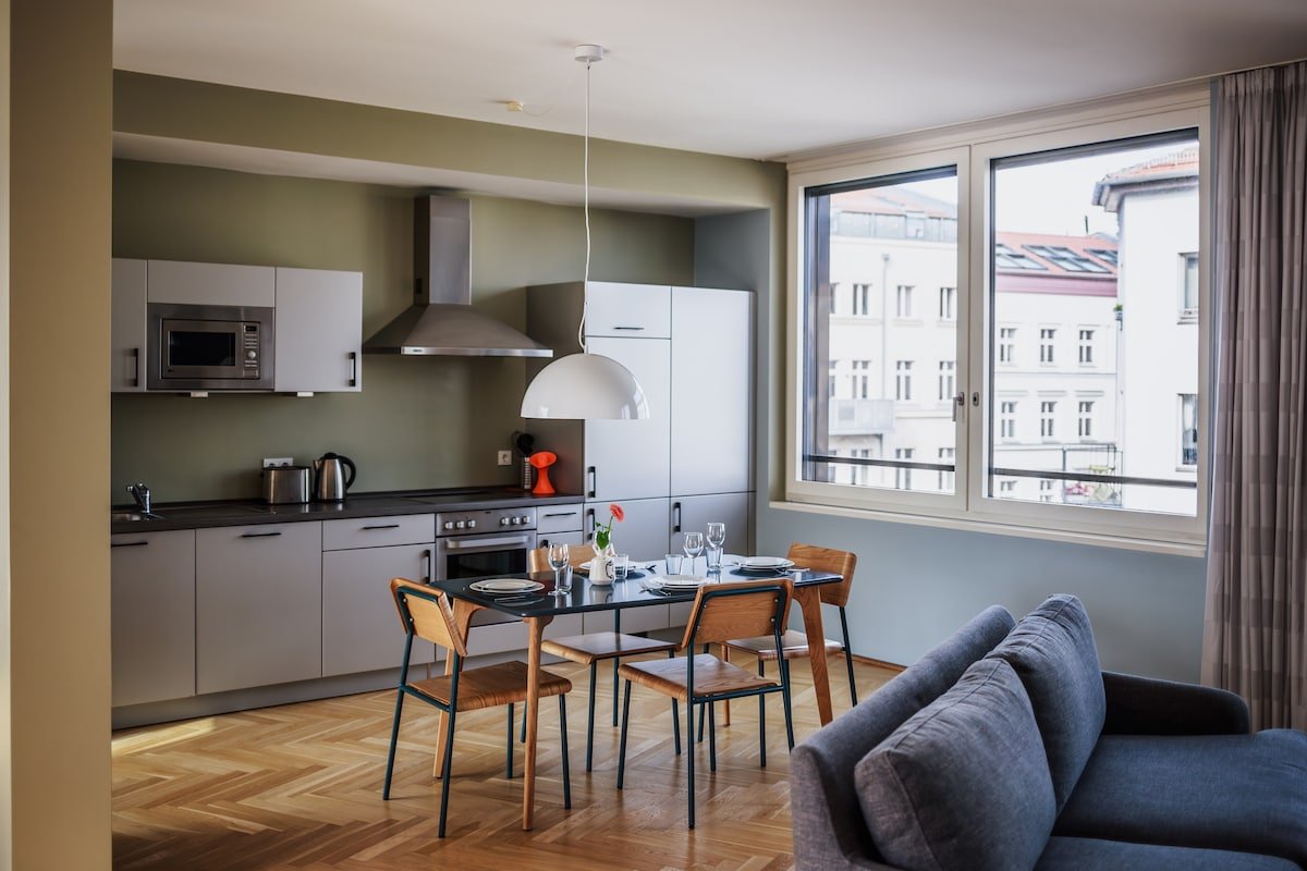 114m² Two-Bedroom Apartment w/ Balcony in Mitte gallery image 2