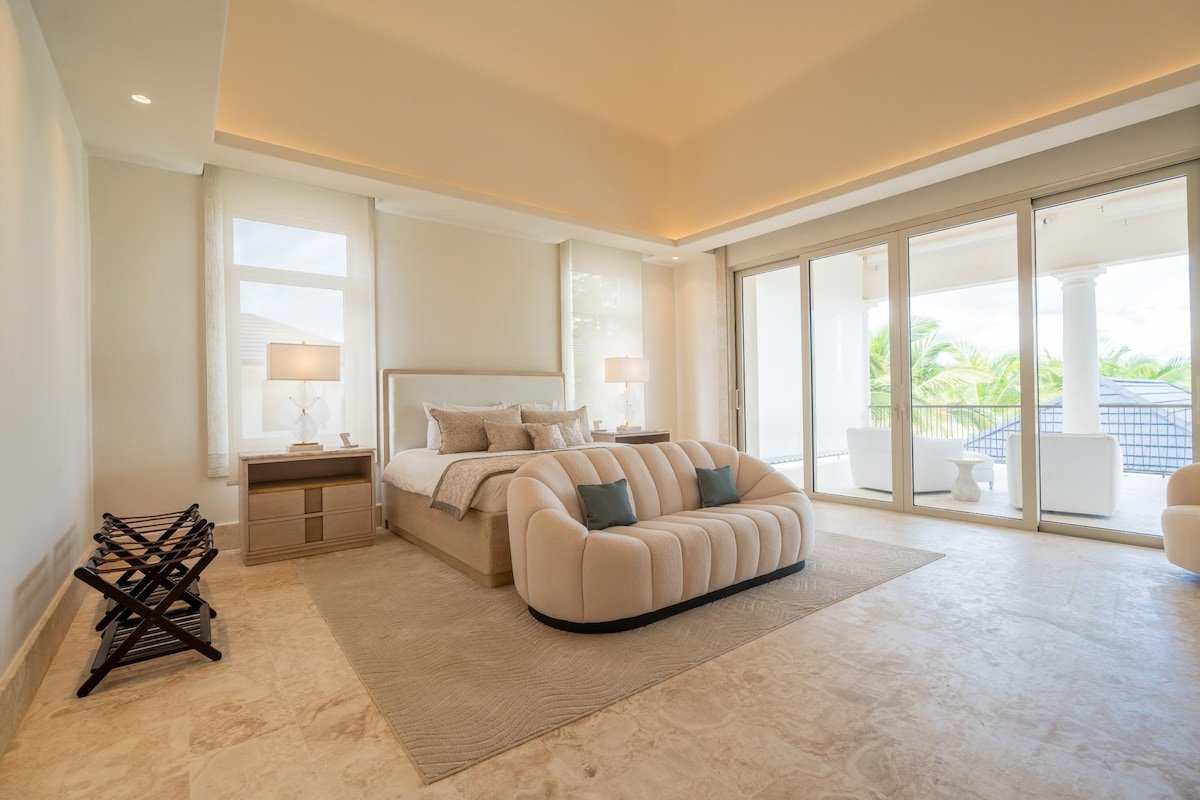 Walking distance to beach, heated pool, spa & gym gallery image 4