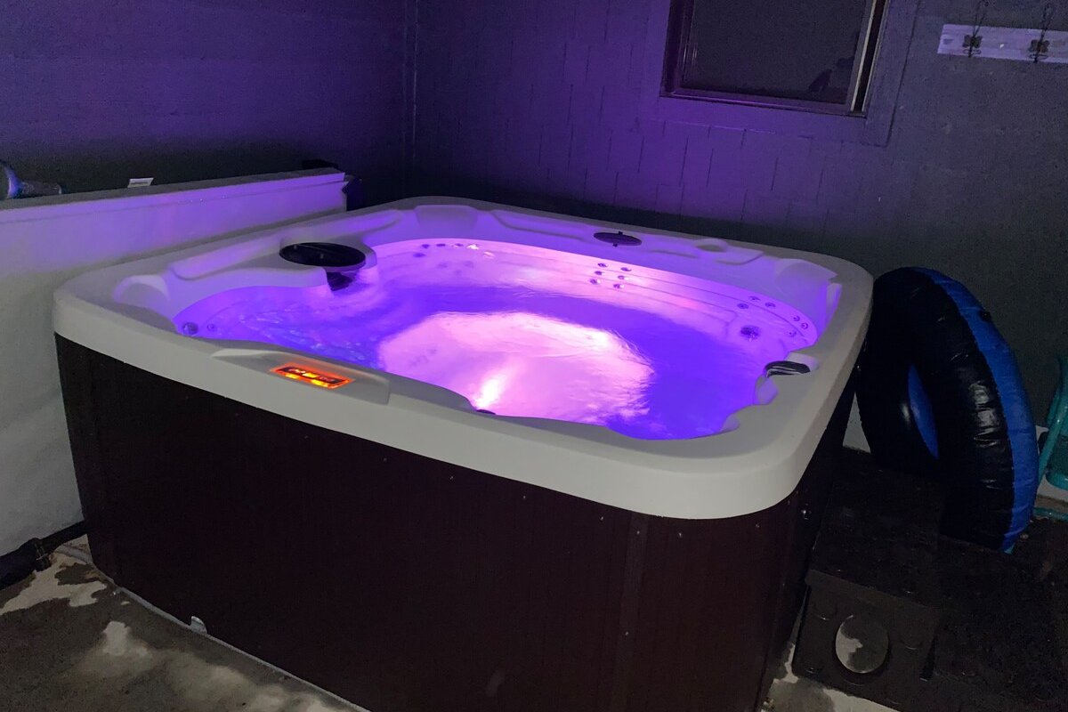 Charming Tudor Home- Hot Tub-Family Friendly gallery image 3