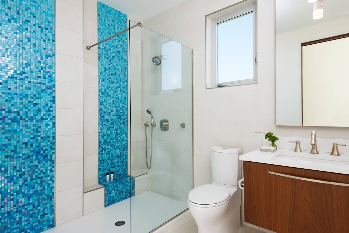 Elegant Architectural Escape Directly On the Ocean gallery image 4