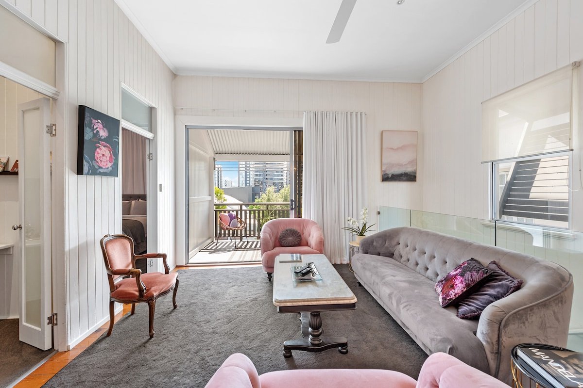 Luxe Inner-City Home with City Views! ~ Teneriffe gallery image 2