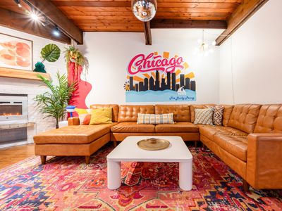 Chic Lincoln Park Townhome | Rooftop + Glam Bar