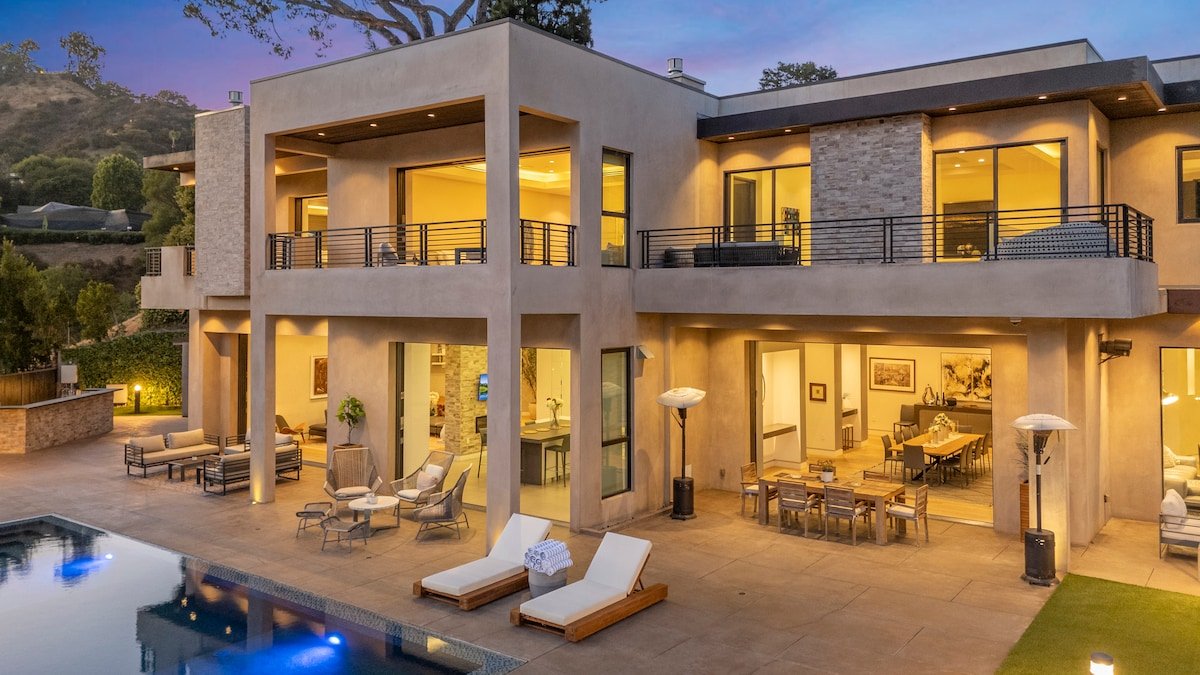 Hollywood Hills City Scape Dream w/ Theater & Gym gallery image 3