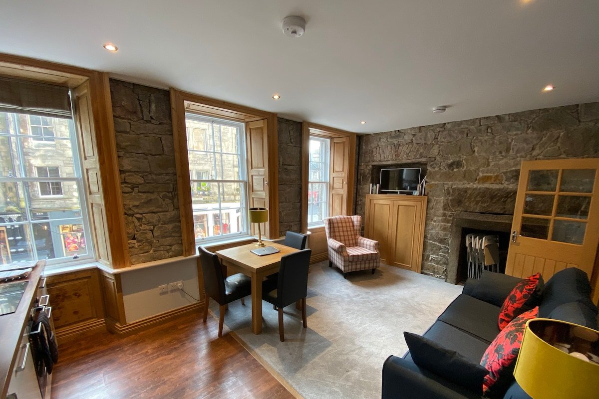 Royal Mile near Edinburgh Castle gallery image 2