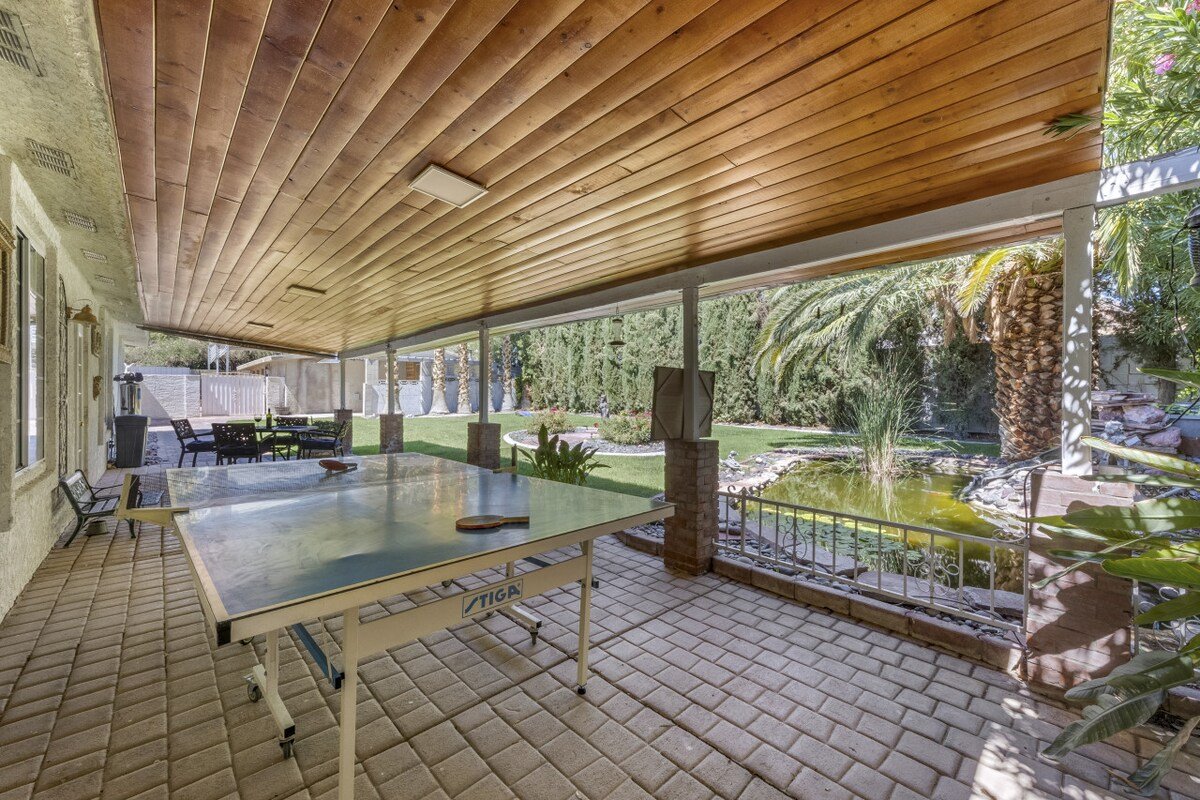 Spacious Retreat Near Strip, Gated, Sauna, Dogs OK gallery image 5