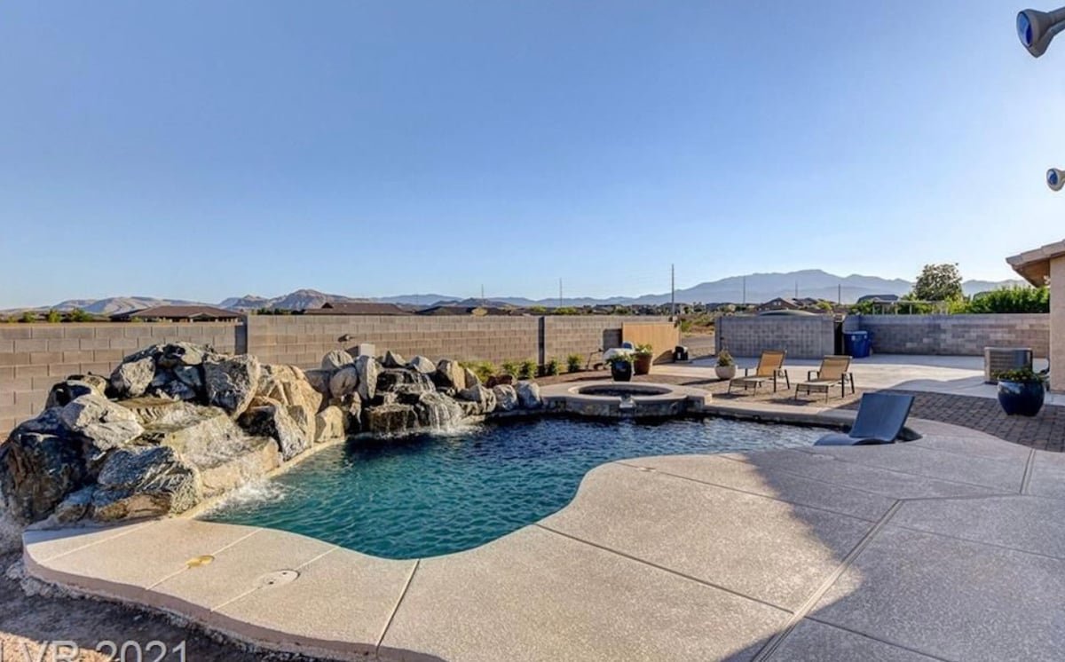 Modern, newly remodeled 4 bedroom South LV 30+ Day gallery image 5