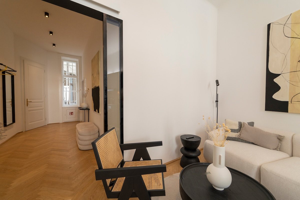 josef’s home | Deluxe Apartment in Ideal Location gallery image 3