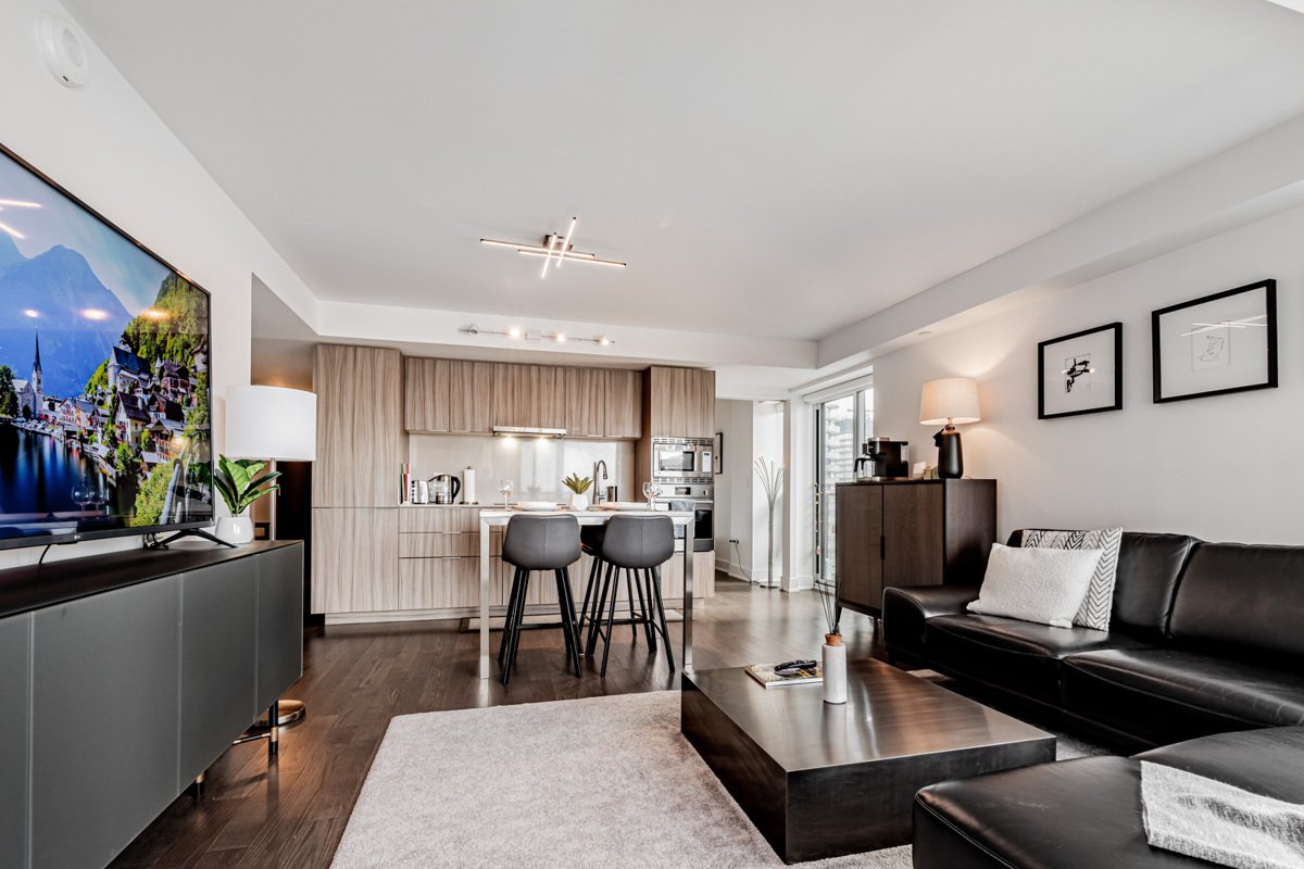 Luxury condo 2+2 /free parking on Bay Street