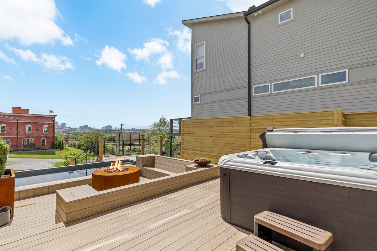 Nashville’s Hollywood Hills: Heated Pool & Hot Tub gallery image 4