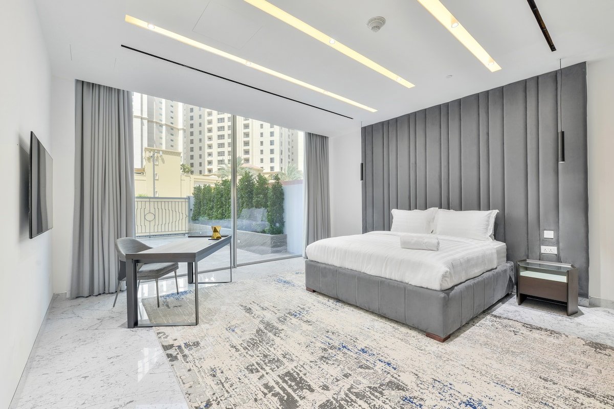 Designer Dubai Marina Getaway: 4BR Villa with Pool gallery image 3