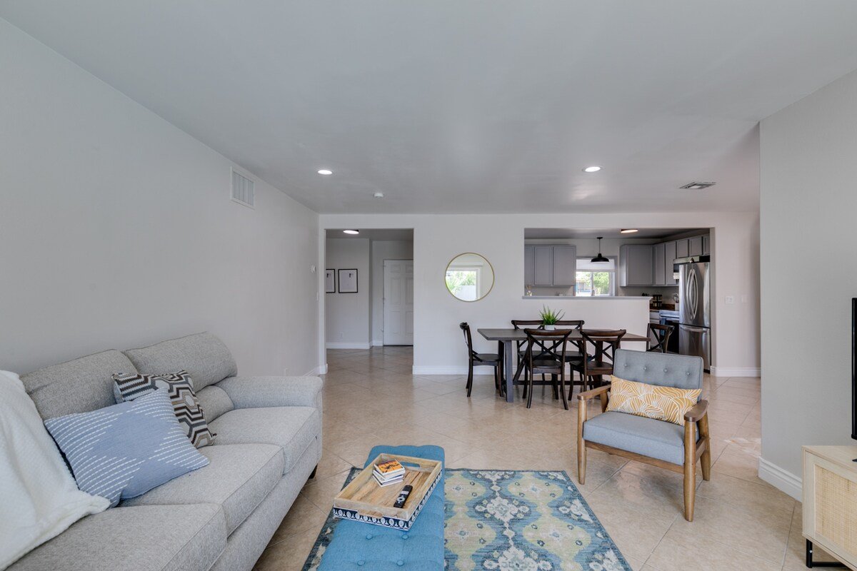 Cozy house with pool, 5 minute dr to the strip. gallery image 4