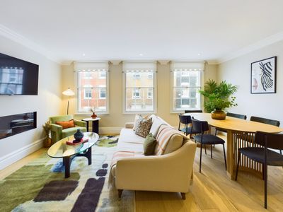 Spacious & Beautiful Bond Street Apartment