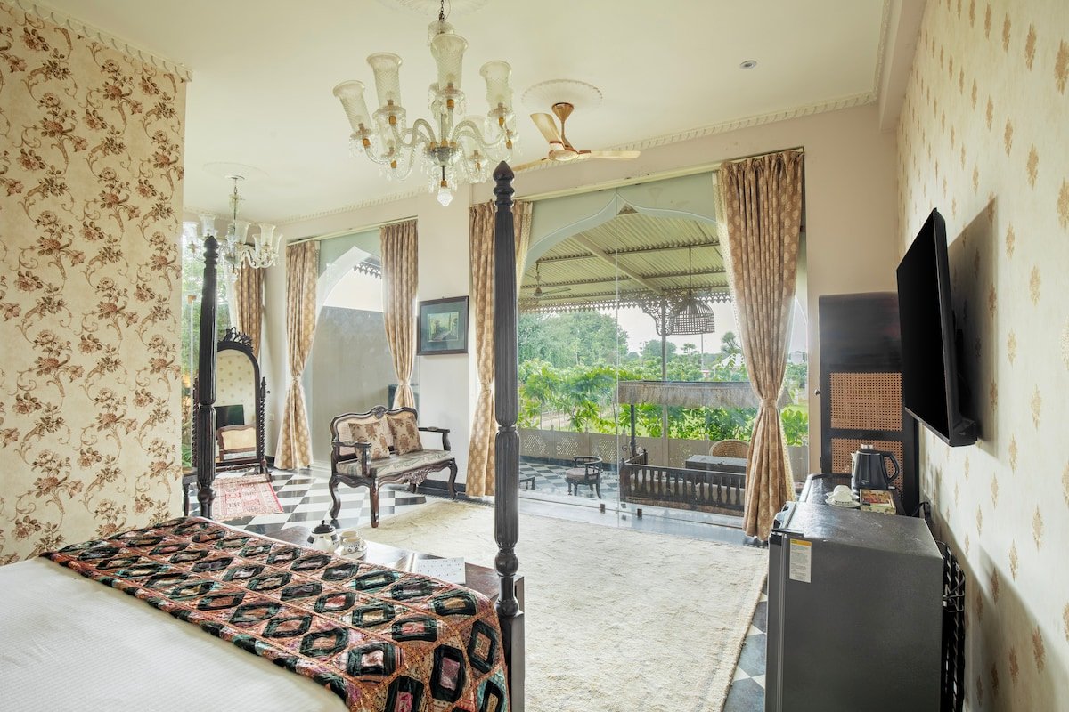 Heritage-style Mansion with a Jacuzzi and Pool gallery image 4