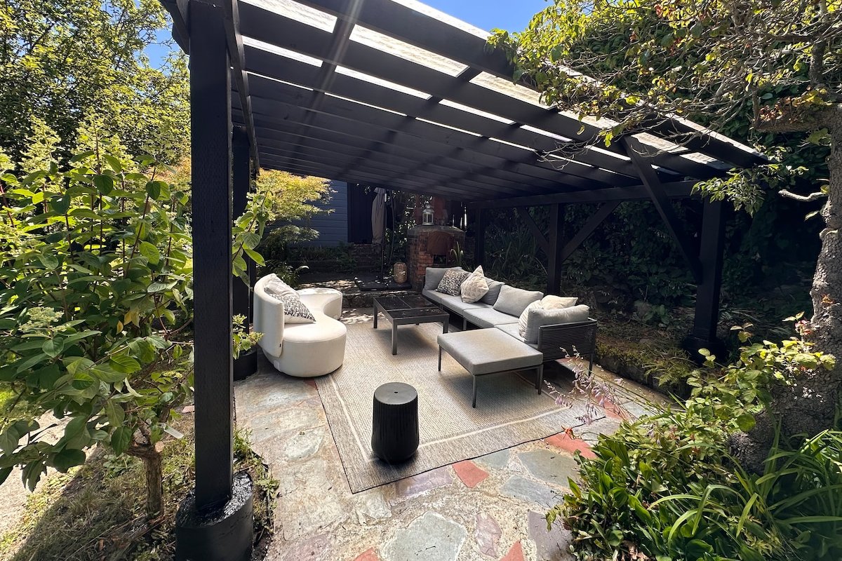 Unique Waterview House Near Downtown Vancouver gallery image 5