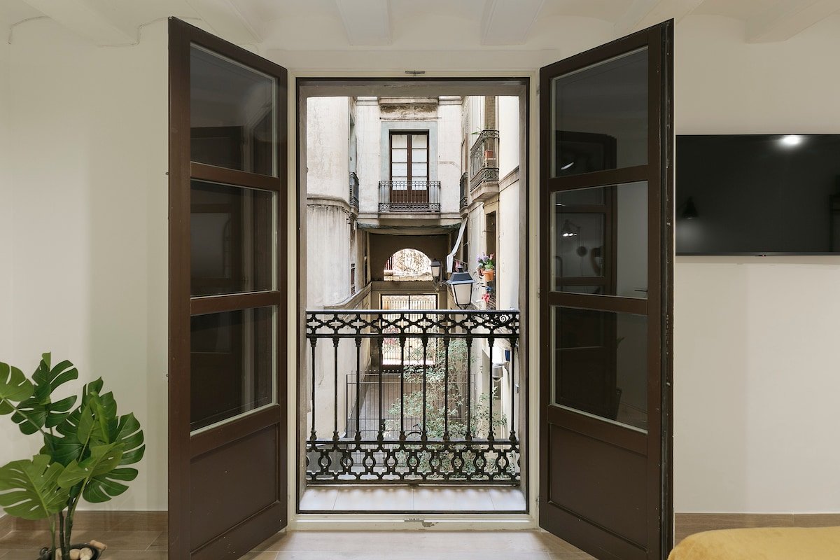 Spacious and centrally apartment – Las Ramblas – gallery image 4