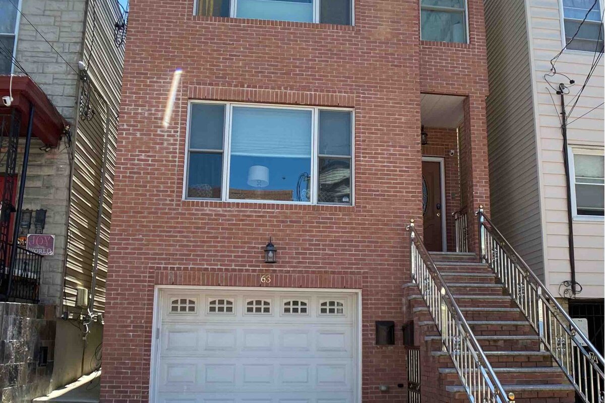 Spacious 4BR home 30 mins* from NY! Parking avail! gallery image 4