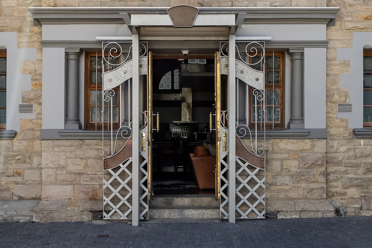 Extravagant Downtown Heritage Home with Cabin Style Vaulted Ceilings gallery image 3