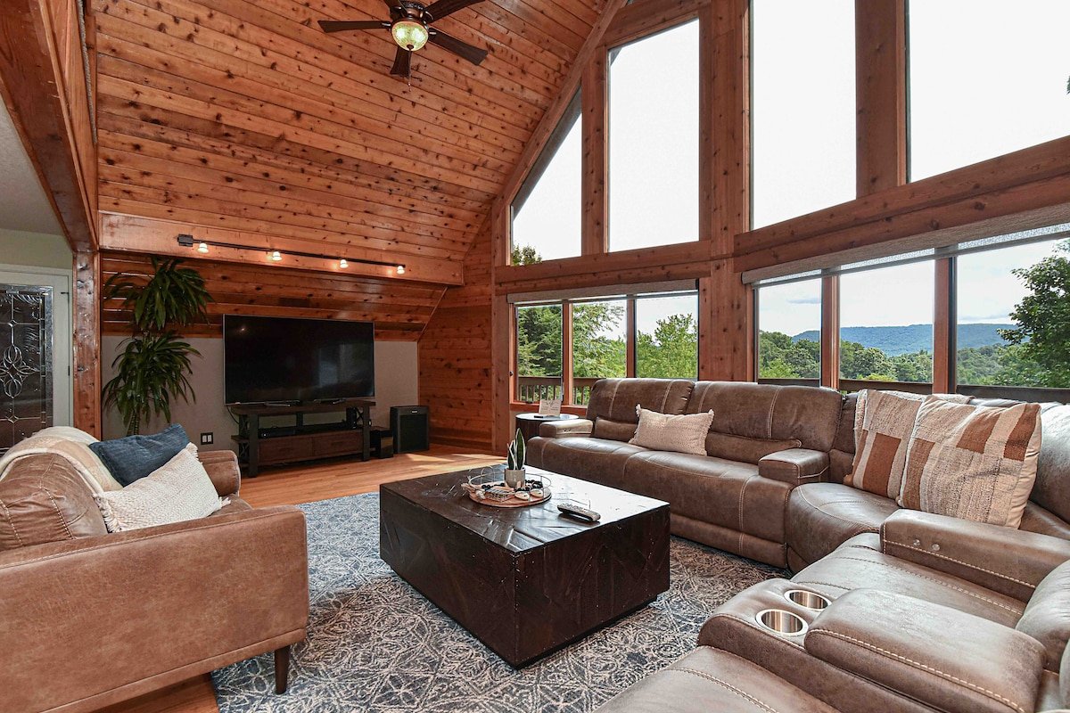 Chalet with Hot tub, Sauna, & Firepit gallery image 2