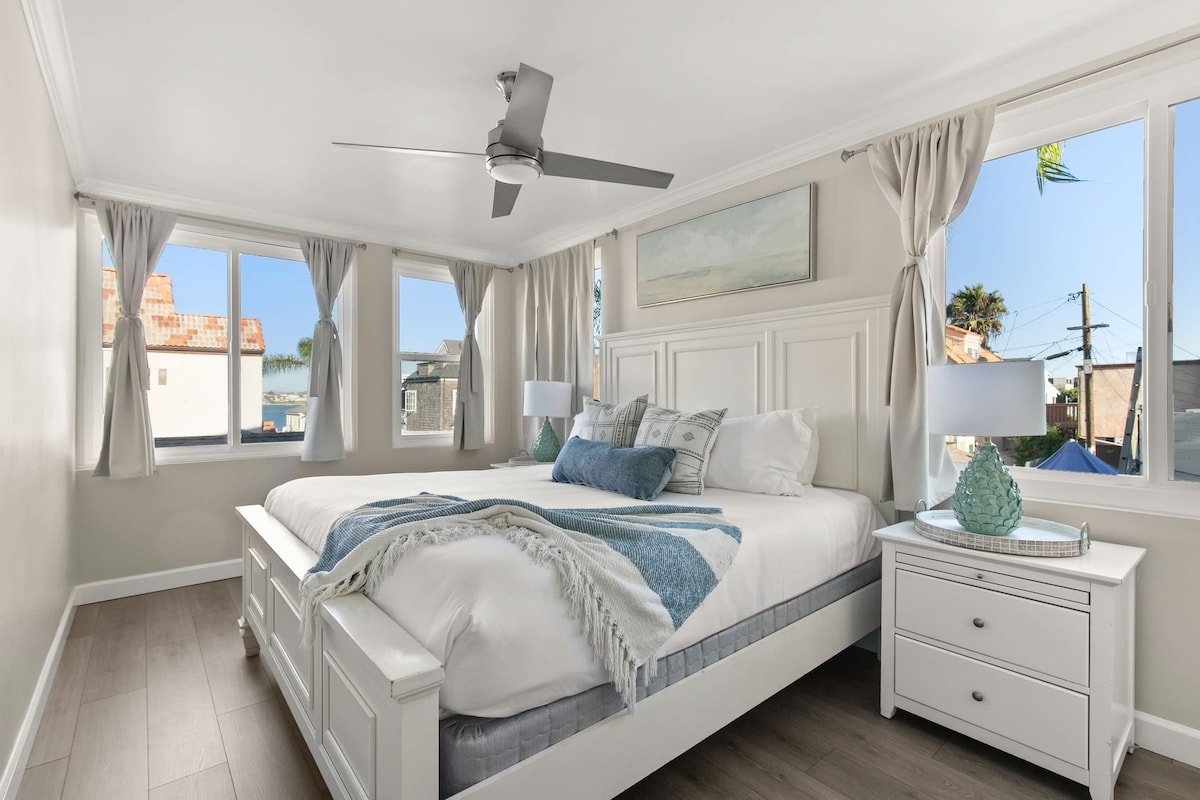 5 Bedrooms! Views-BBQ-Parking-Beach+Bay Access gallery image 3