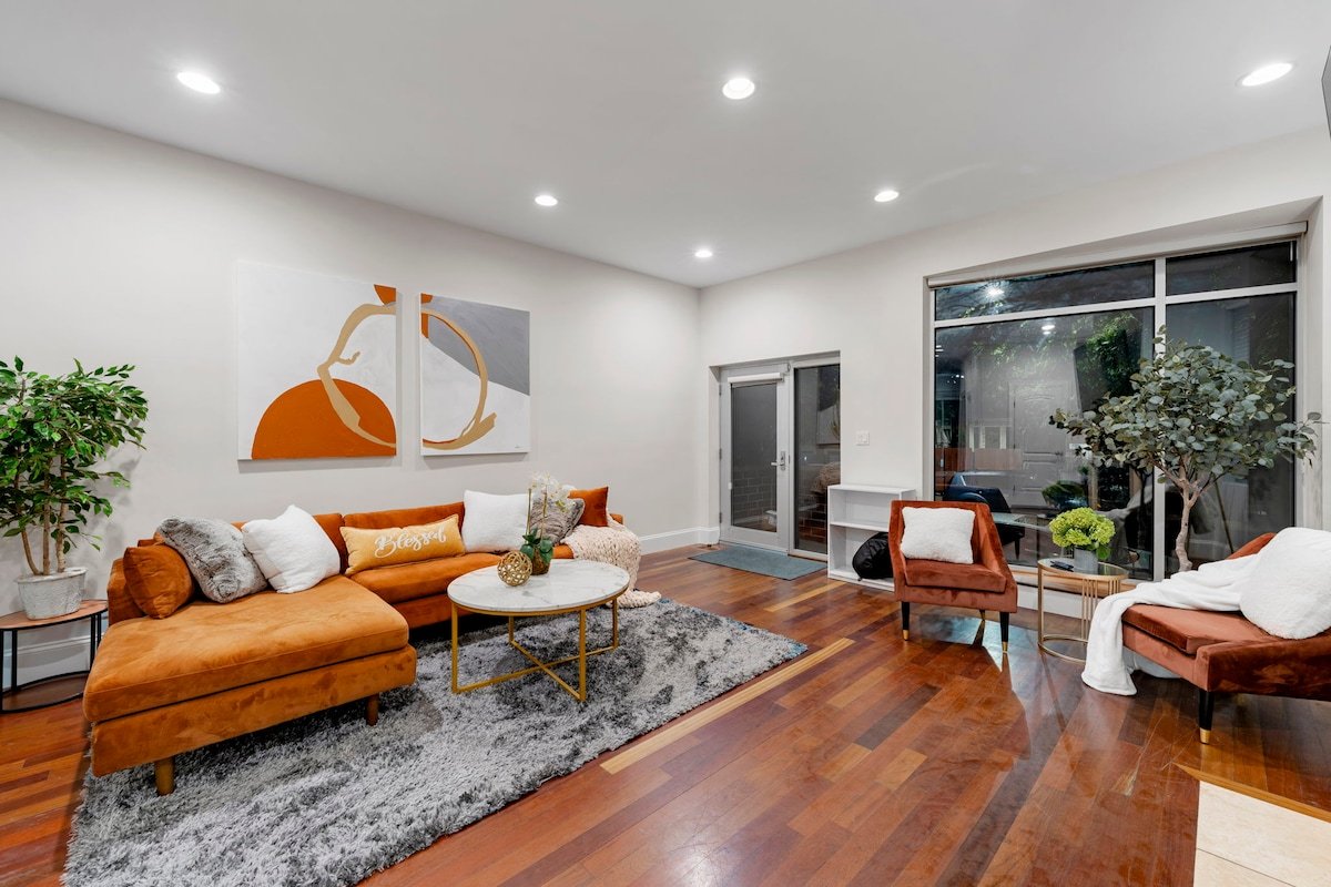 Wicker Park 4BD Home with Theater Room & Rooftops gallery image 2