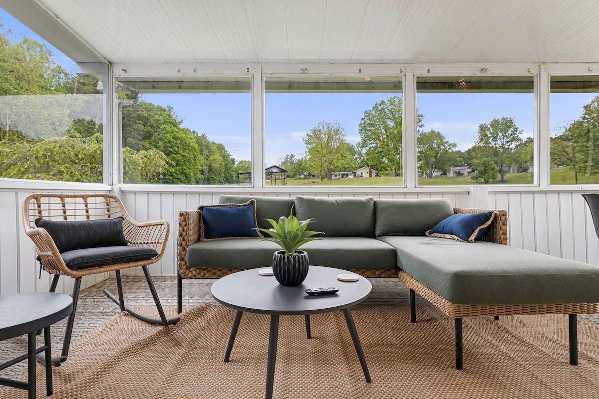 Karaoke Chalet | 2 Kitchens • Hot Tub • Sauna gallery image 4