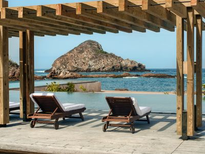 Spacious Luxury Beachfront Apartment