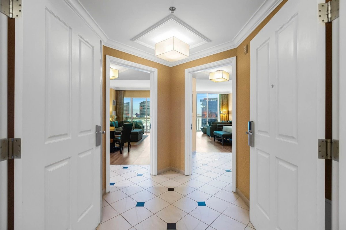 Penthouse Strip Views 2BDR + Balcony + Free Valet gallery image 3