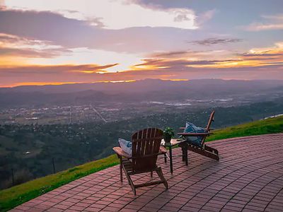 Red Barn Ranch: Peaceful Ridge Hideaway