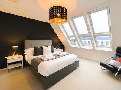 Stylish 4 Bed Family Home, Close to City, Parking