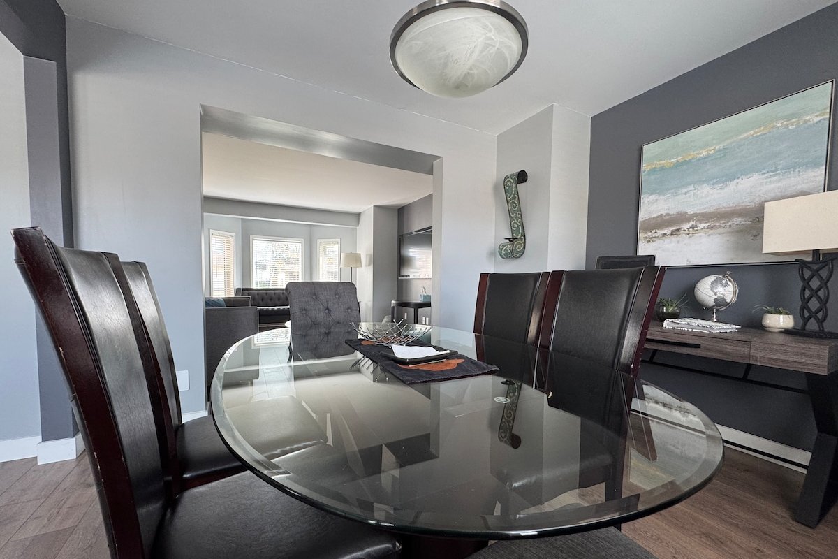 hot tub-Pet friendly- Attached garaged/driveway gallery image 3