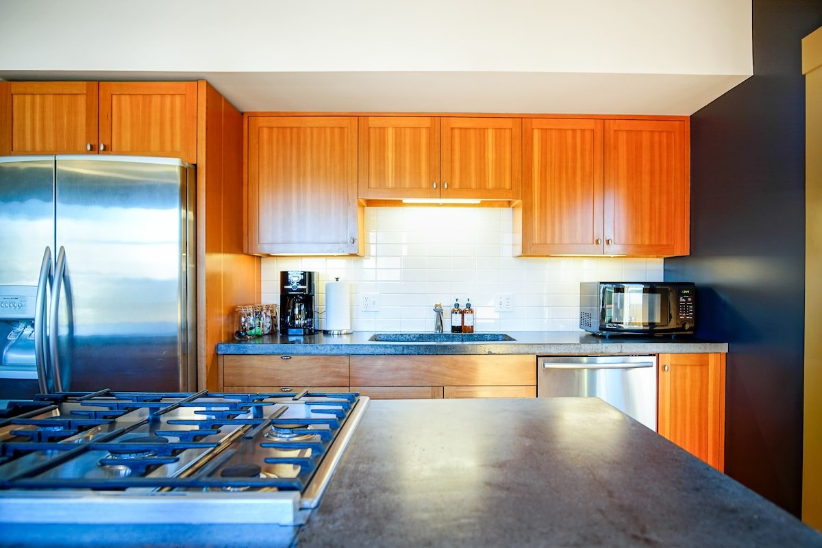 King Beds! Portland Theme, Unique Luxury Craftsman gallery image 4