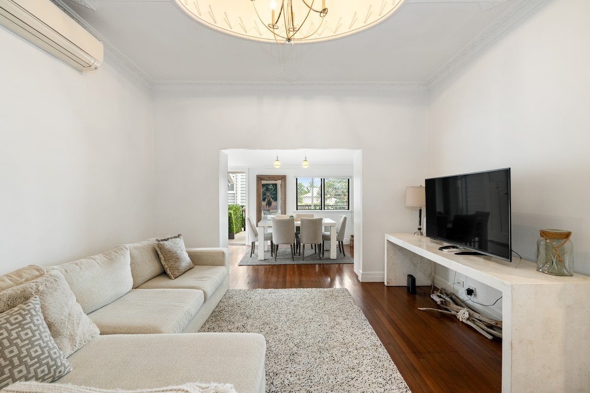 The White Home/ Luxe King Bed/ Parking/ Airport gallery image 2