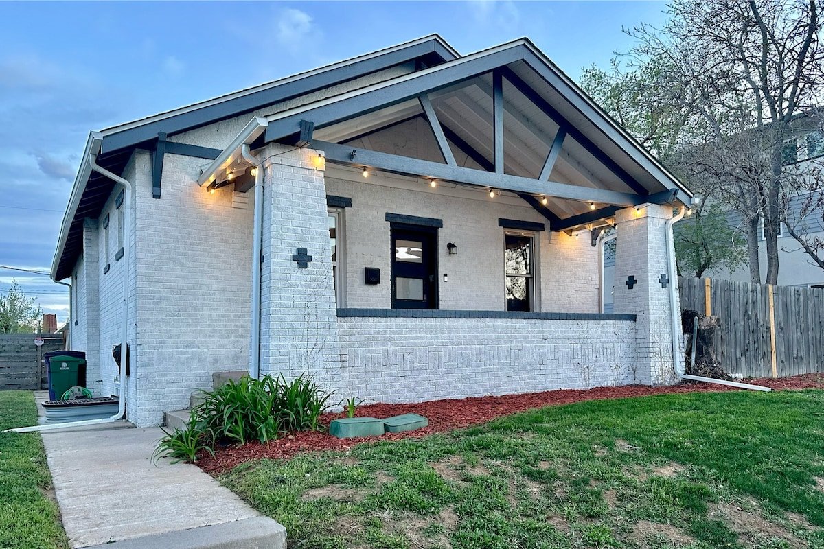 Stylish 6-Bedroom Retreat in Denver gallery image 4