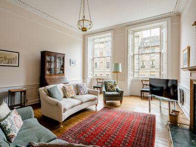 Spacious Georgian New Town flat c/w parking