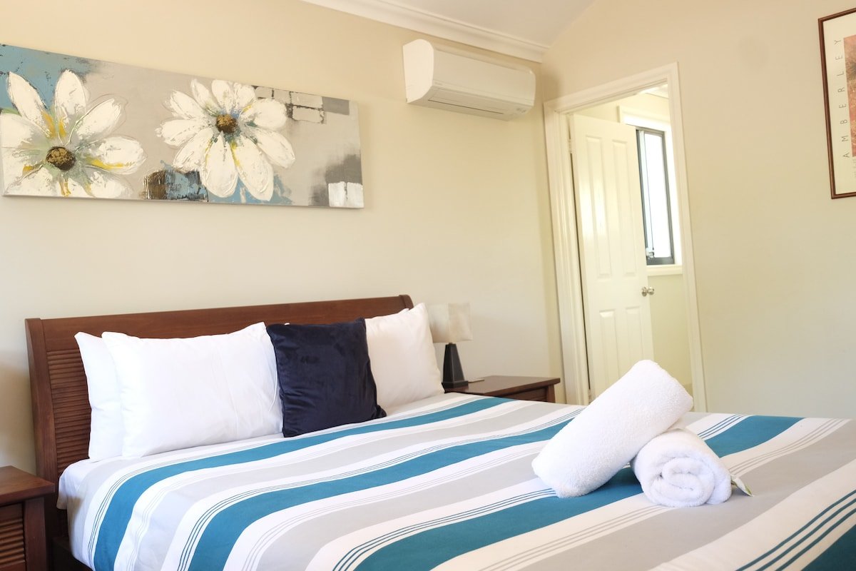 Treehouse – elevated nature setting, kids TV room gallery image 4