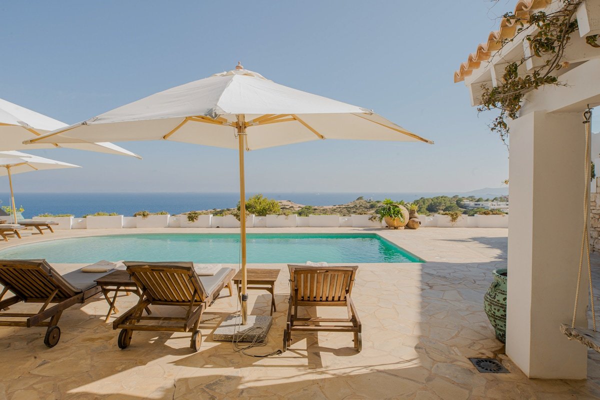 Sea views- salt-water pool- gym- BBQ- home cinema