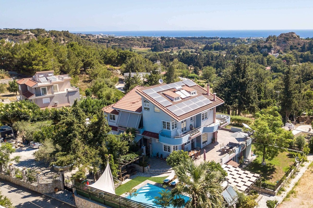 Athina’ s Villa (Heated Pool) gallery image 5