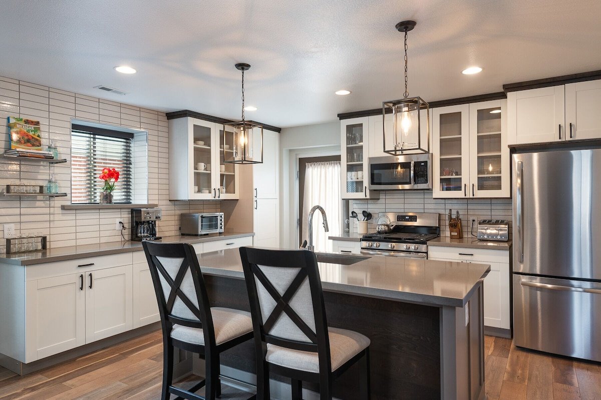 Brand New Spacious 4bd 4ba, Game Room, Deck, Patio gallery image 4