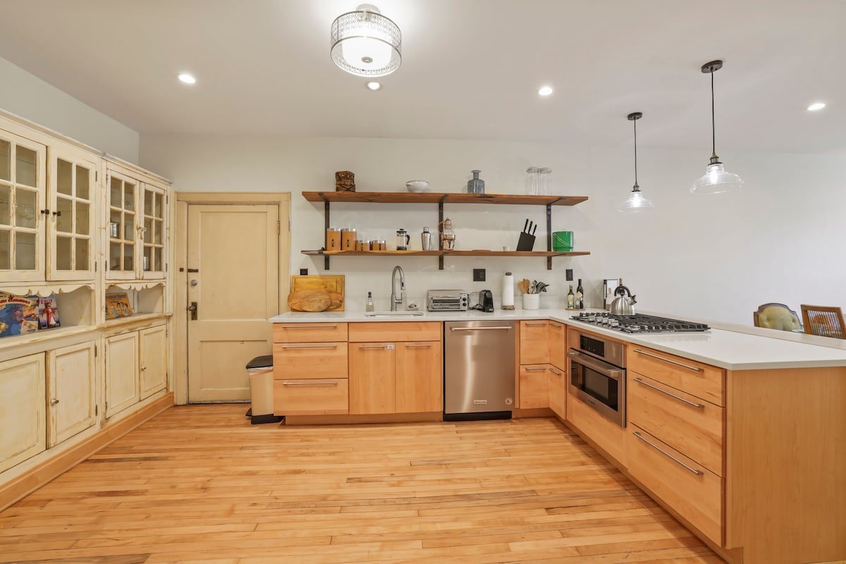 Spacious Historic 8-Bedroom Manor in Short North – gallery image 2