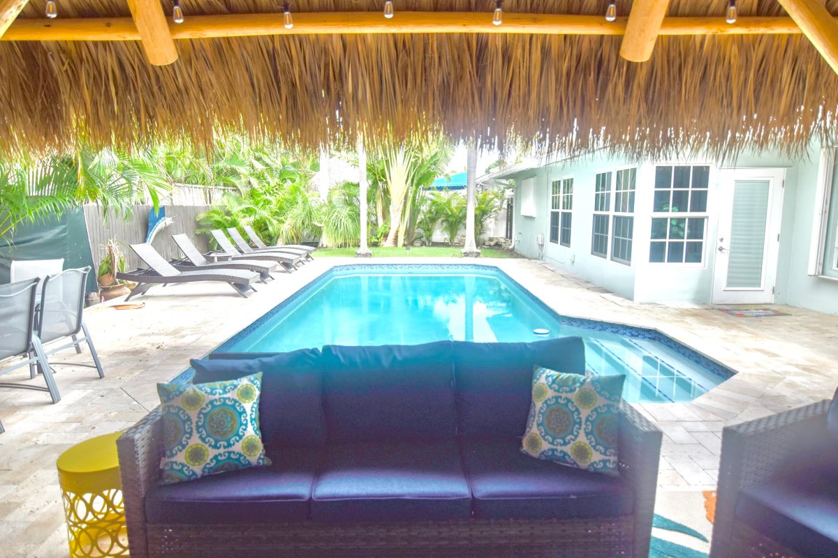 Designer luxury home, tikihut, pool, walk to beach