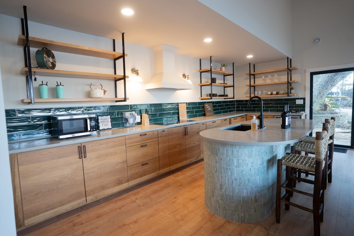 Lakeside Cabin + Pickleball gallery image 5