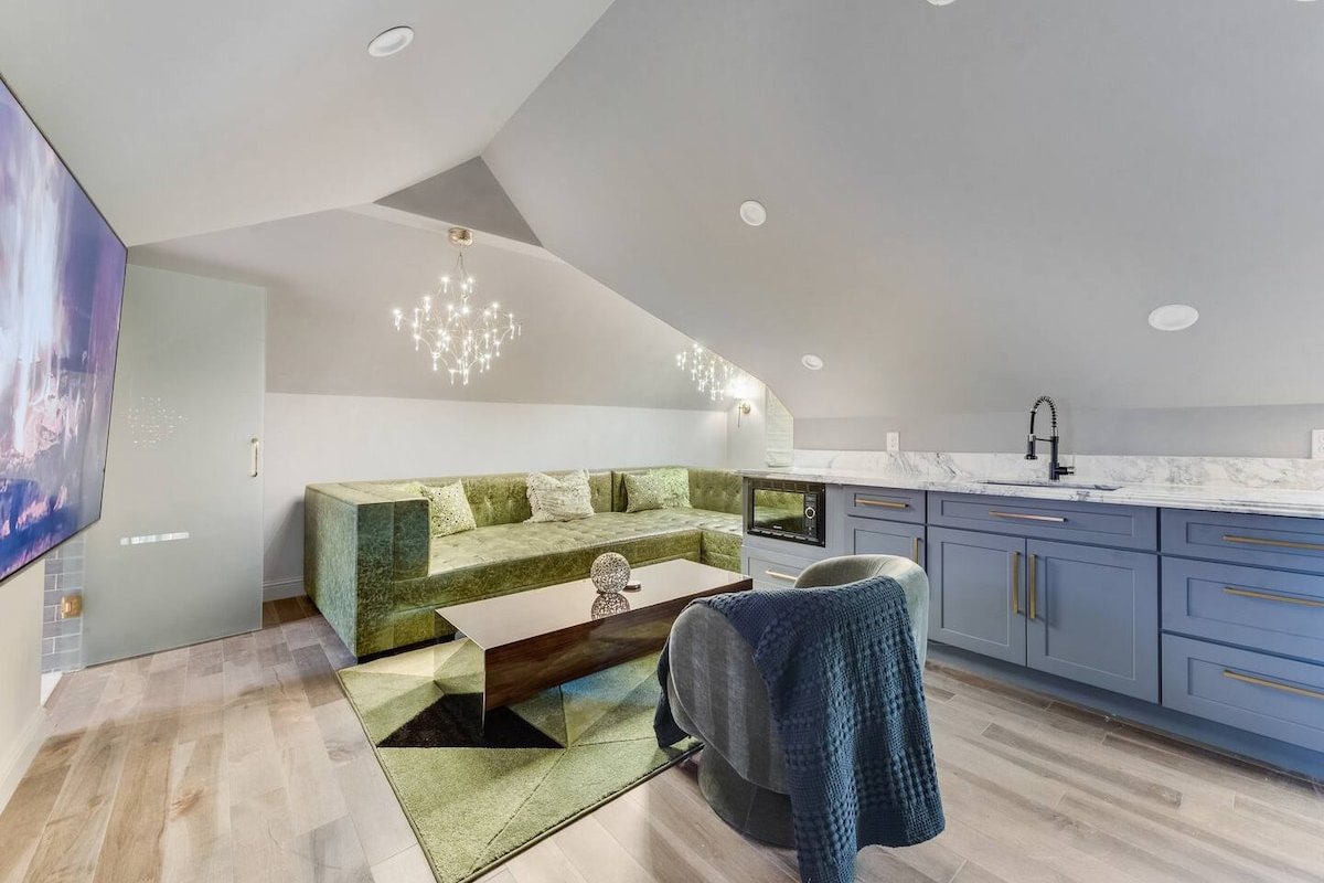 Elegant 3-Suite Retreat w/ Pool gallery image 5