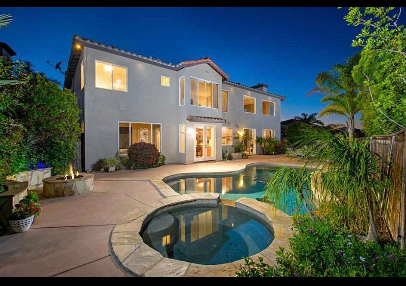 Stylish 4-bedroom home with Pool and Jacuzzi