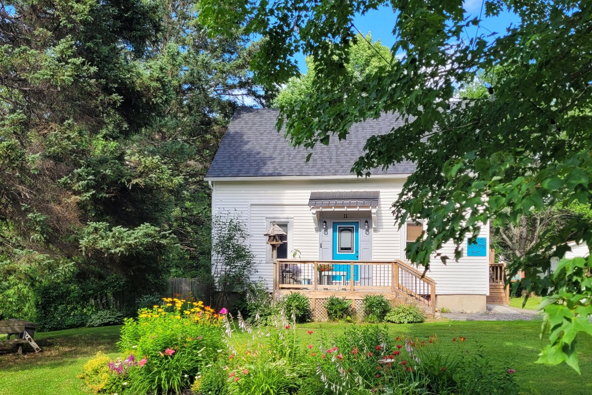 The King’s Hideaway. Hot Tub, pizza oven, private.