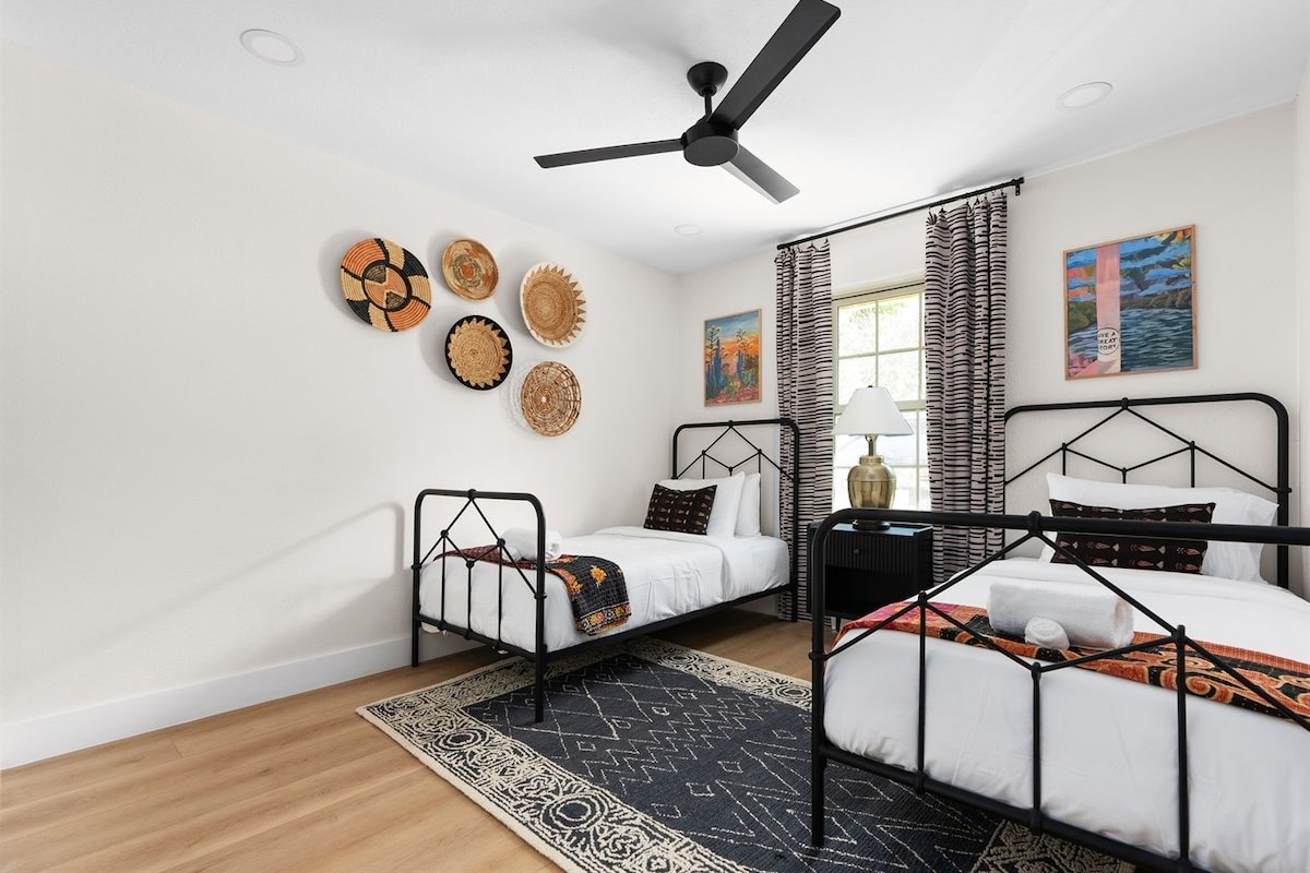 La Mariposa ~ Grand Oasis Big Luxury Home gallery image 5