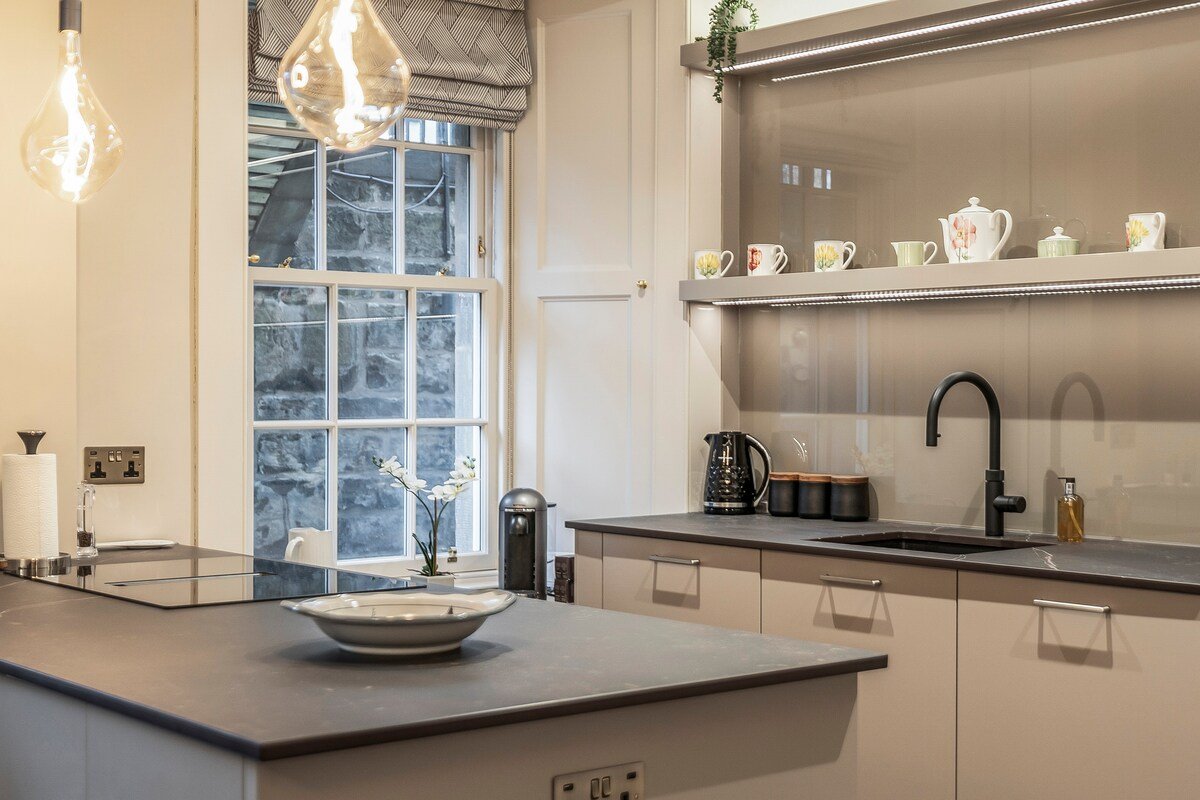 Elegant 2 bed Georgian retreat close to Princes St gallery image 3