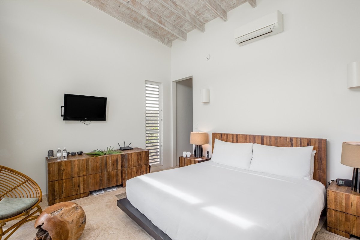 Three Bedroom Peninsula Oceanfront Reef Villa gallery image 3