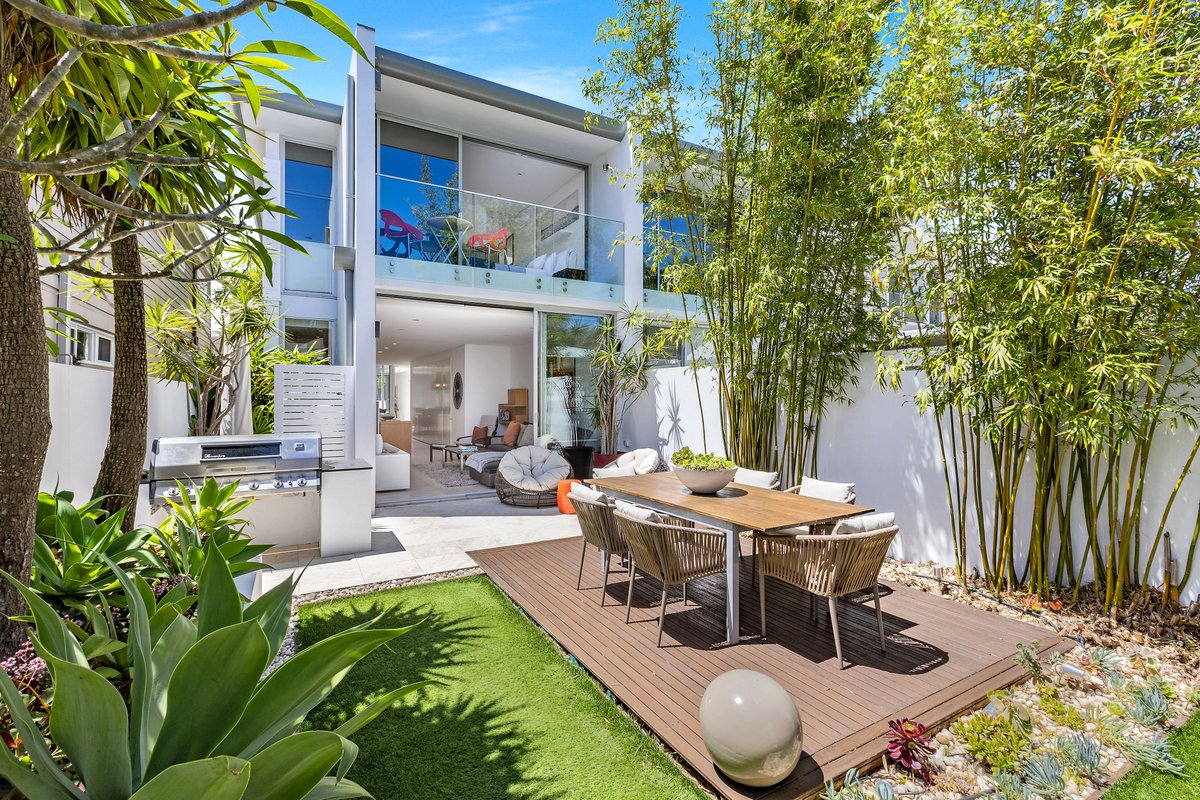 Villa Barcelona – Footsteps to Beach Sand & Coffee