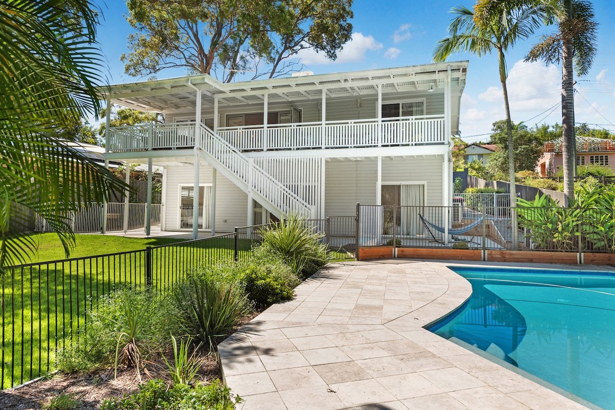 A Family Affair ~ 4 Bed/2.5 Bath/ 3 Car / Pool! gallery image 2