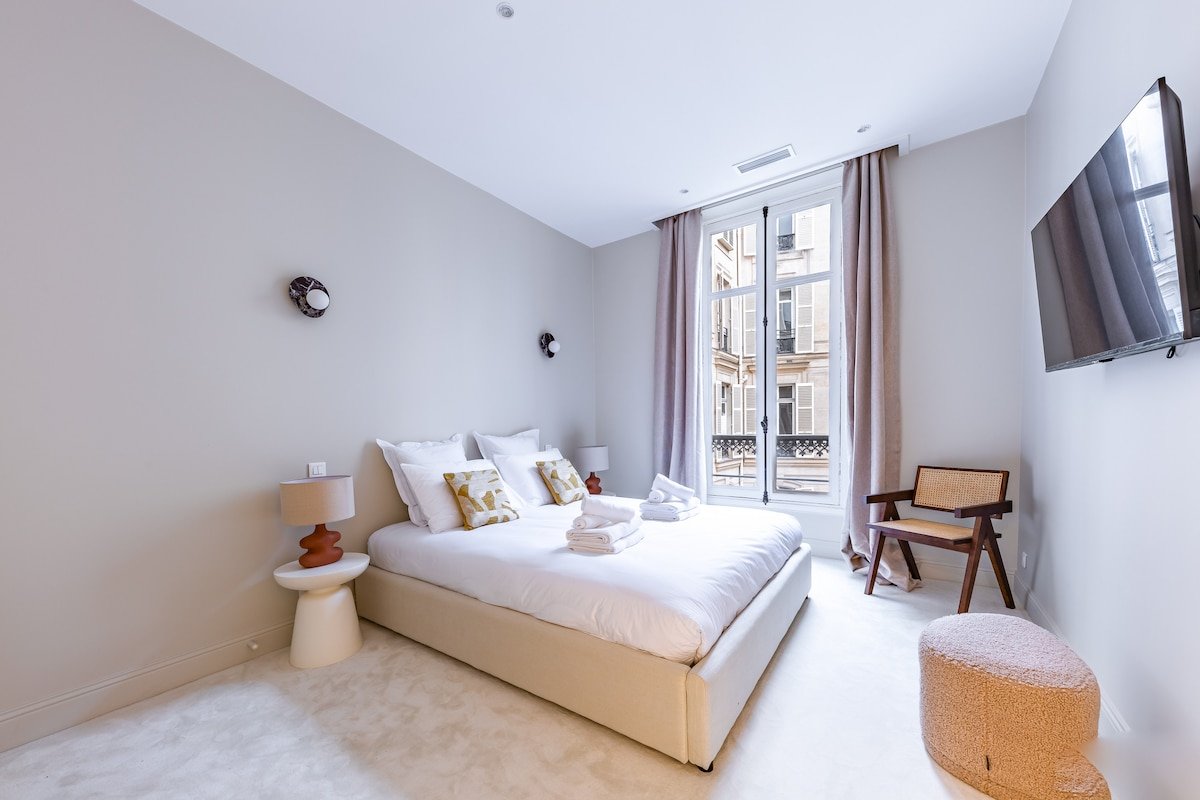 Arc de Triomphe Luxury 3-Bed 3.5 Bath gallery image 4